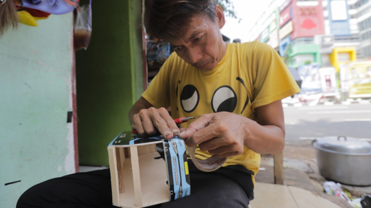 Melihat Pengrajin Produksi Bus Mainan Kayu