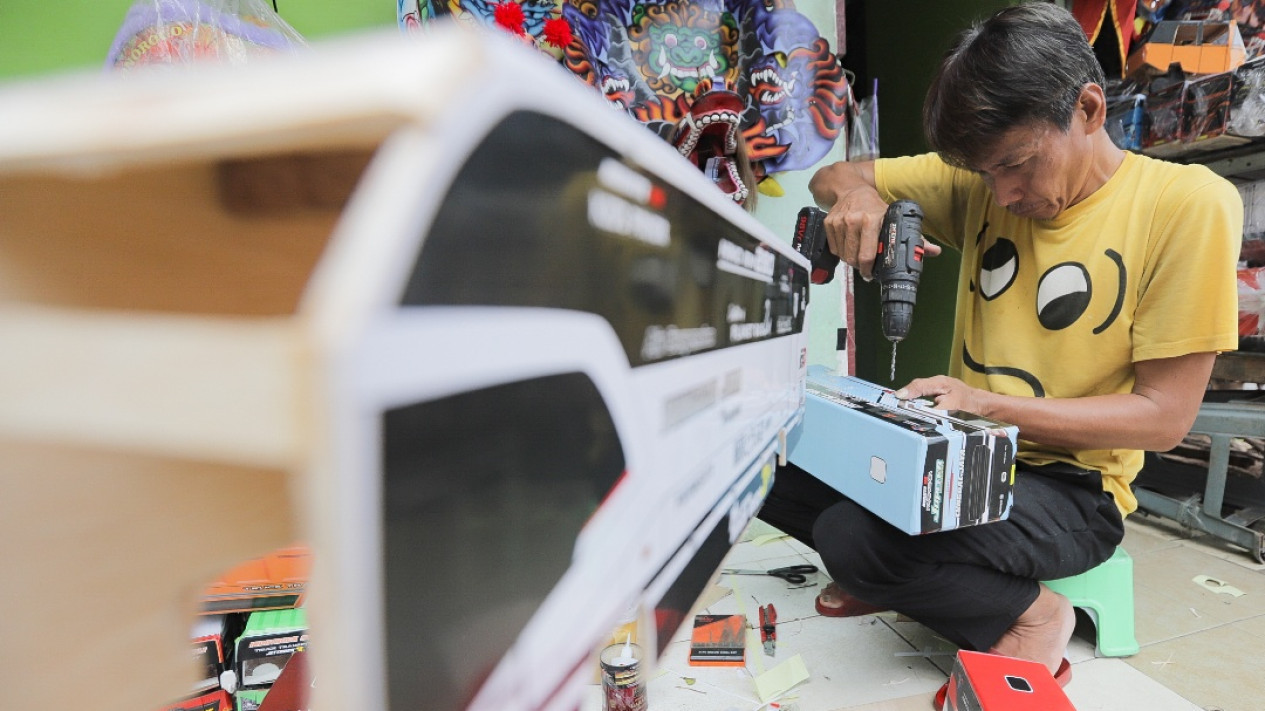 Melihat Pengrajin Produksi Bus Mainan Kayu