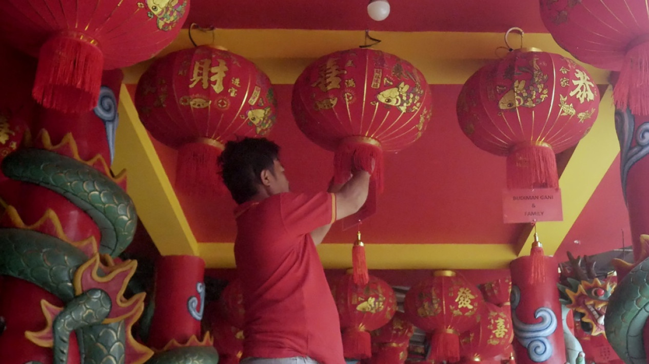 Pemasangan Lampion Jelang Imlek