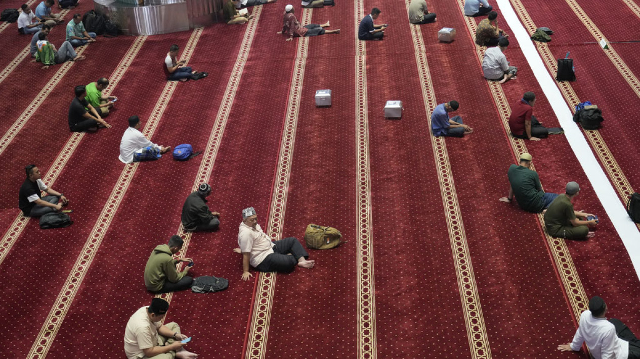 Kegiatan Masyarakat di Masjid Istiqlal Saat Bulan Puasa