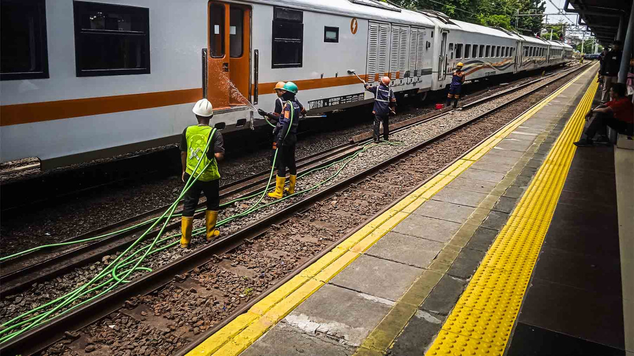 Sebelum Berangkat, Kereta Api Jarak Jauh Jalani Ritual Mandi