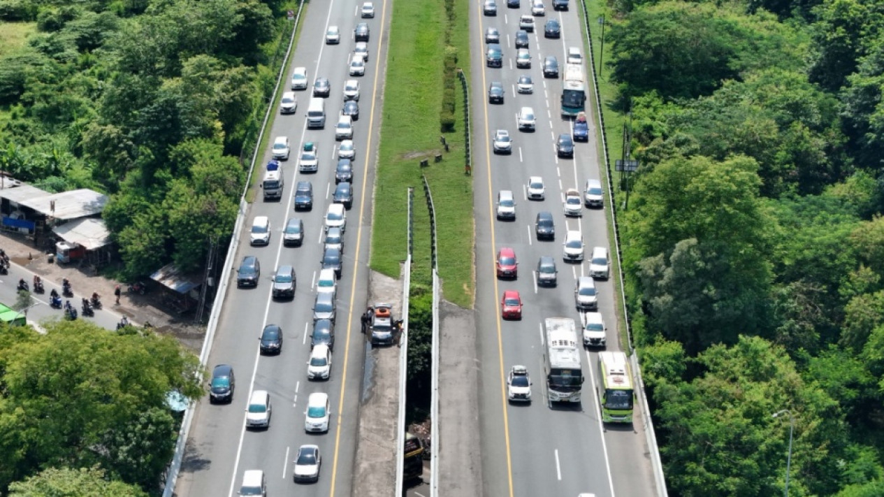 Ribuan Kendaraan Lintasi Tol Cipali saat Puncak Arus Mudik