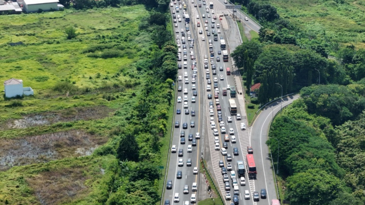 Ribuan Kendaraan Lintasi Tol Cipali saat Puncak Arus Mudik