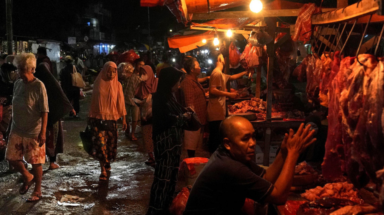 Masyarakat Padati Pasar Guna Belanja Masak Idul Fitri