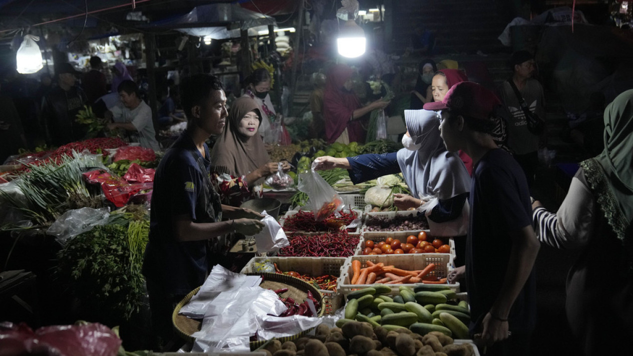 Masyarakat Padati Pasar Guna Belanja Masak Idul Fitri
