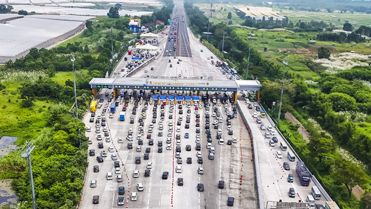 Antrian Panjang di GT Cikampek Utama Saat Arus Balik Lebaran