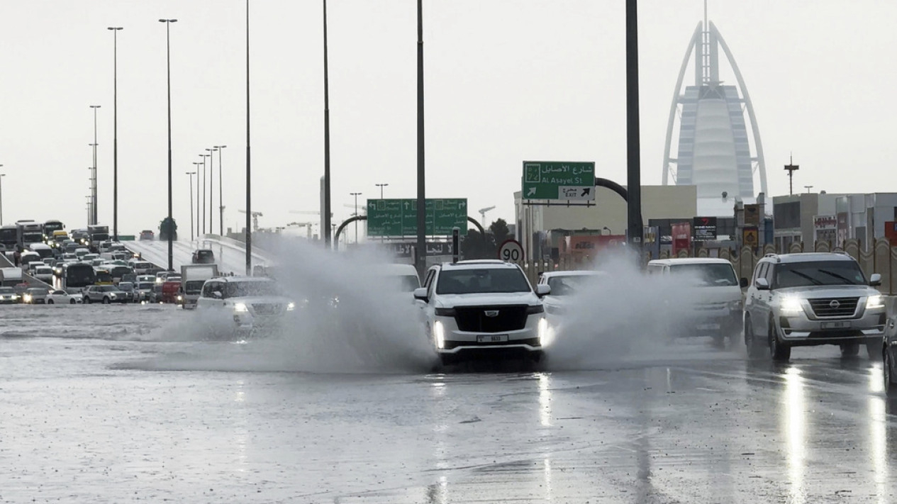 Deretan Mobil Mewah Terendam Banjir Dahsyat di Dubai