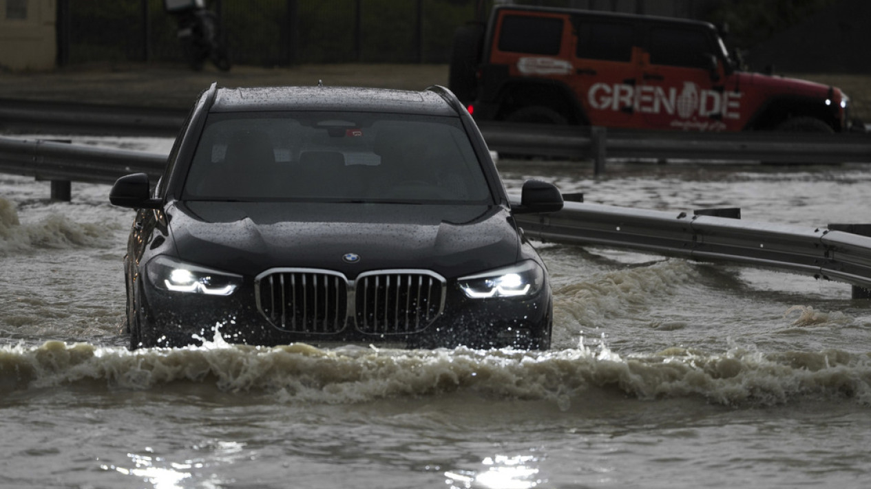 Deretan Mobil Mewah Terendam Banjir Dahsyat di Dubai