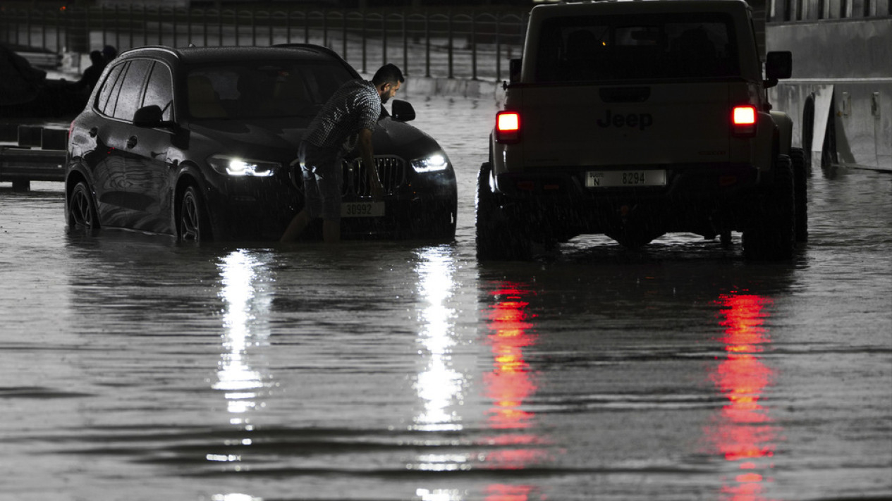 Deretan Mobil Mewah Terendam Banjir Dahsyat di Dubai