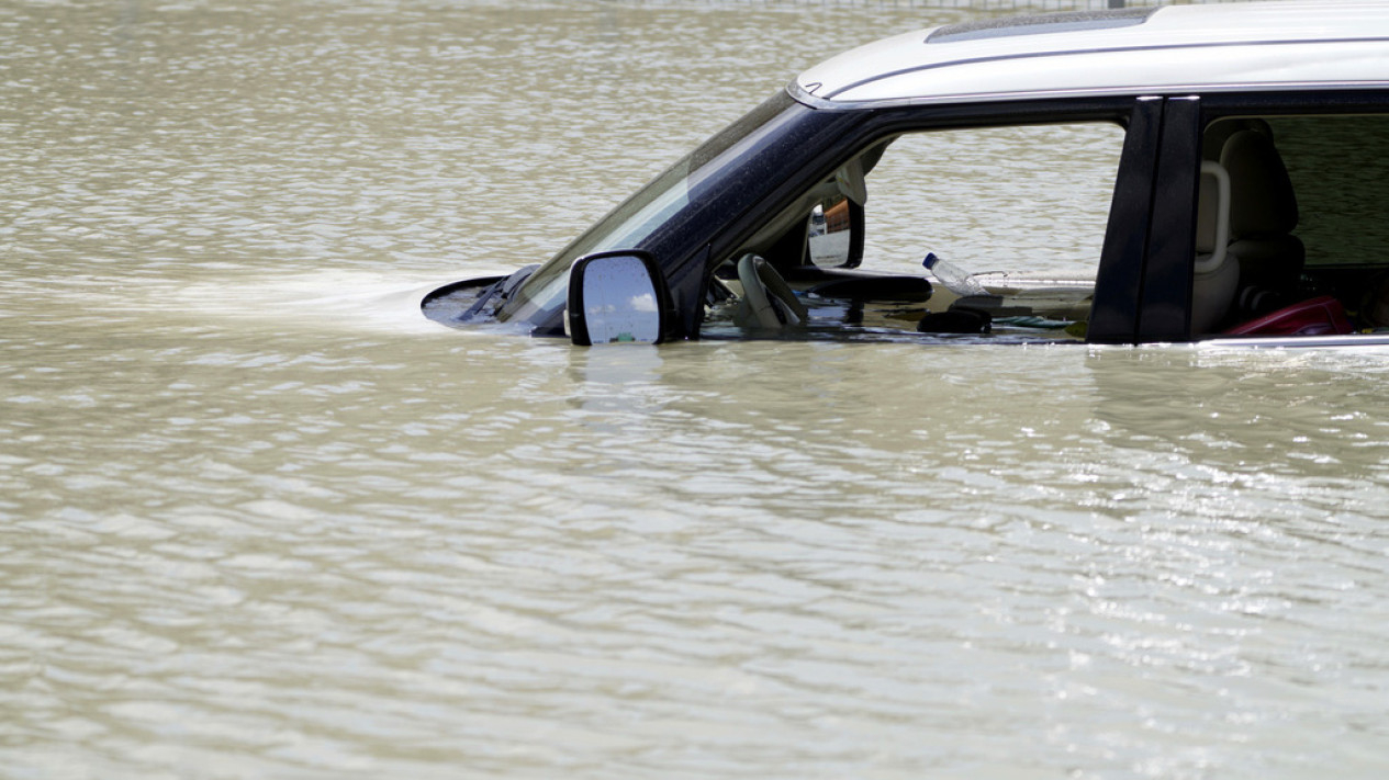 Deretan Mobil Mewah Terendam Banjir Dahsyat di Dubai