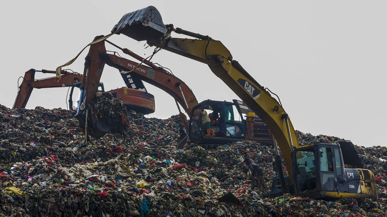 Sampah Menggunung di TPA Cipayung
