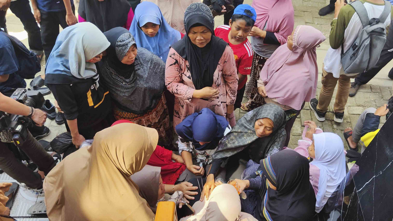 Keluarga Sambut Jenazah Korban Kecelakaan Bus Di Subang - Vlix.id