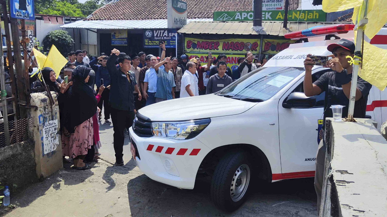 Keluarga Sambut Jenazah Korban Kecelakaan Bus di Subang