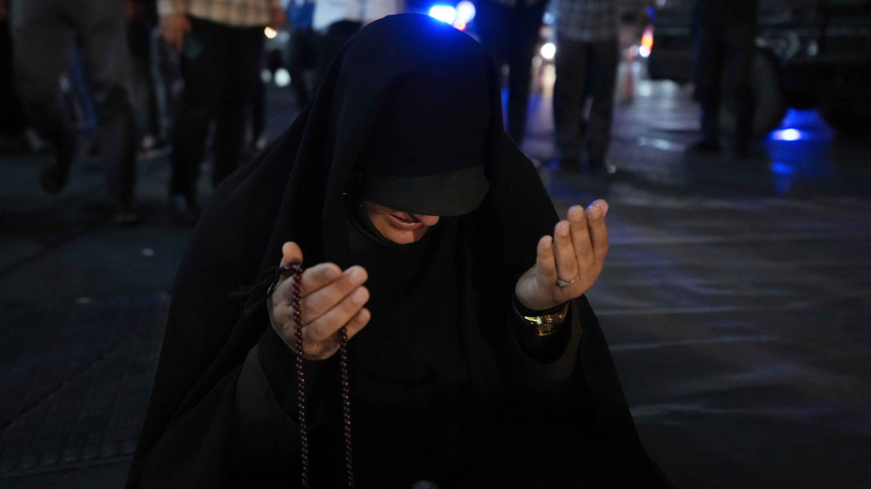 Warga Iran Berdoa Untuk Keselematan Presiden Iran