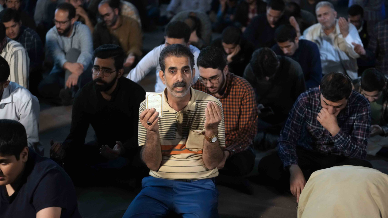 Warga Iran Berdoa Untuk Keselematan Presiden Iran