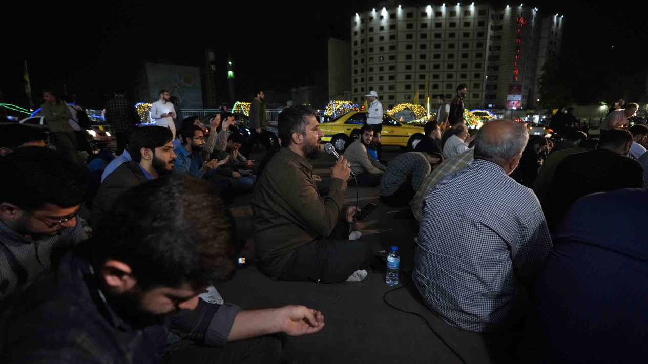 Warga Iran Berdoa Untuk Keselematan Presiden Iran