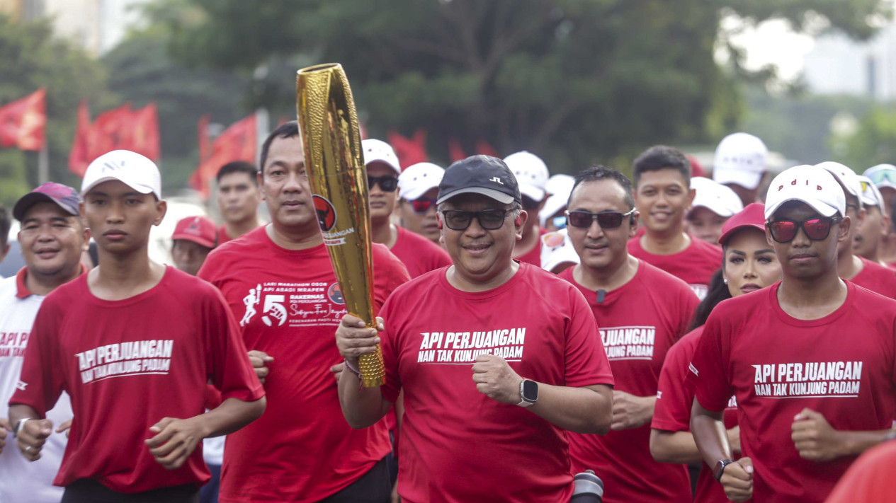 Hasto Berlari Bawa Api Perjuangan ke Rakernas PDIP Ancol
