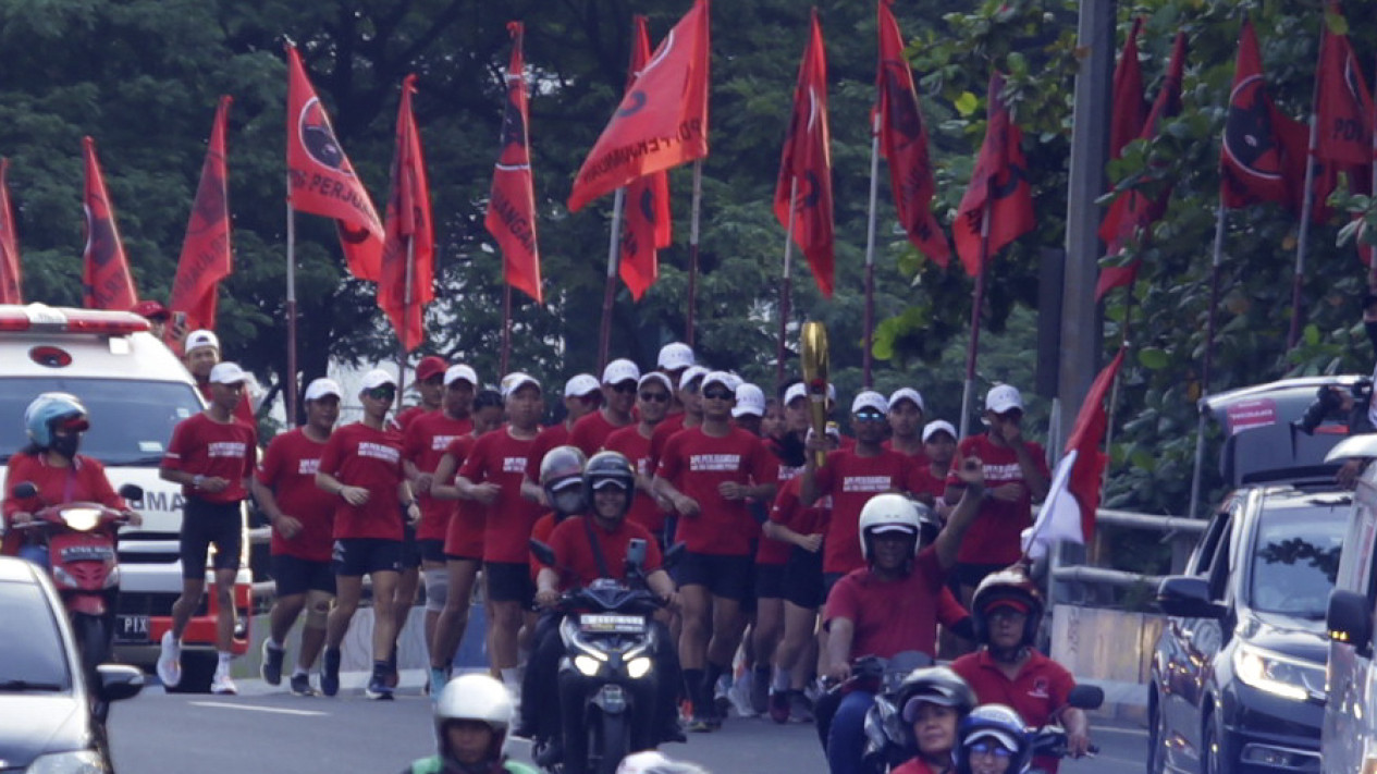 Hasto Berlari Bawa Api Perjuangan ke Rakernas PDIP Ancol