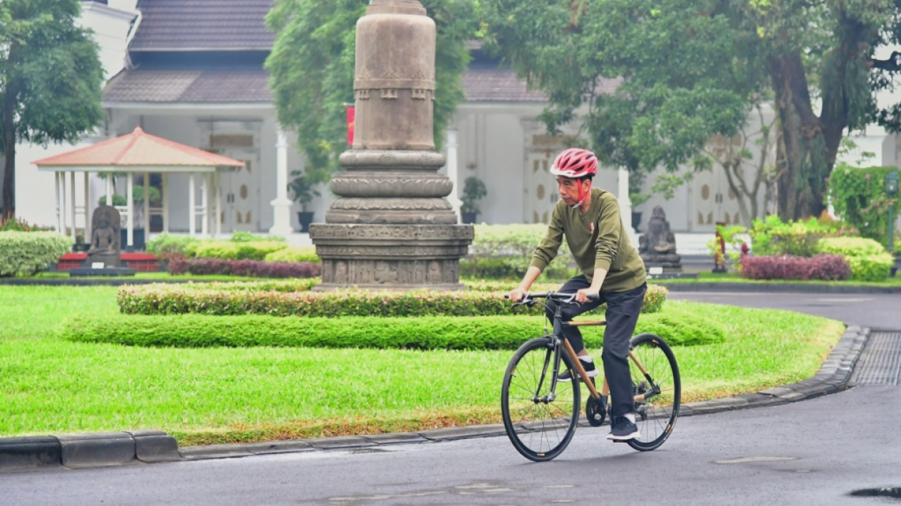Momen Presiden Jokowi Bersepeda Dengan Jan Ethes di Jogja
