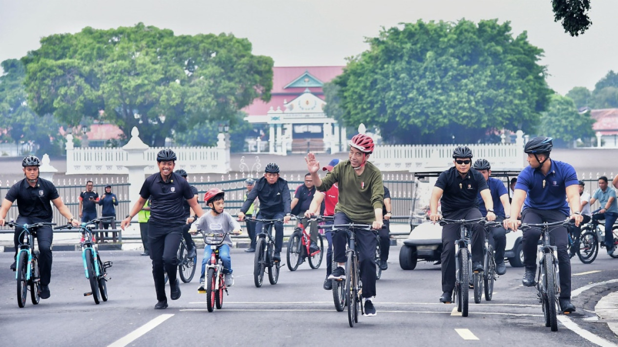 Momen Presiden Jokowi Bersepeda Dengan Jan Ethes di Jogja