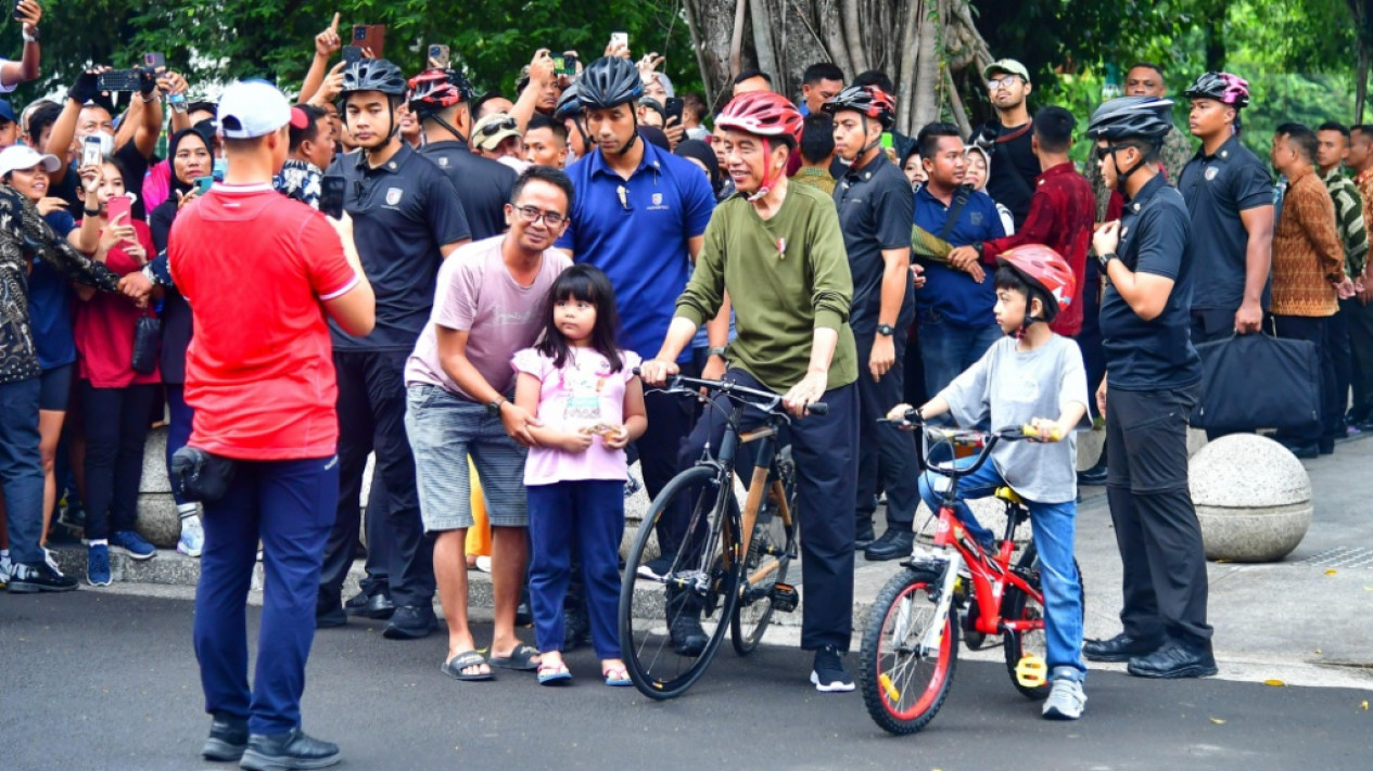 Momen Presiden Jokowi Bersepeda Dengan Jan Ethes di Jogja