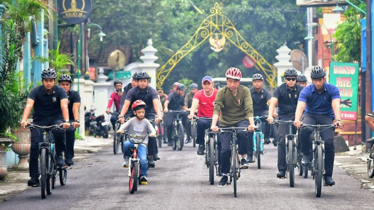 Momen Presiden Jokowi Bersepeda Dengan Jan Ethes di Jogja