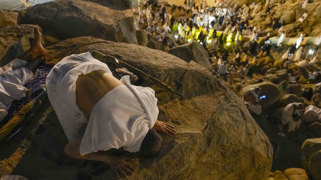Potret khusyuknya Jemaah Haji Berdoa di Arafah
