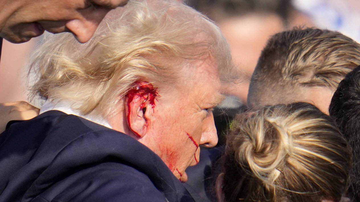 Penampakan Donald Trump Usai Ditembak dalam Usaha Pembunuhan