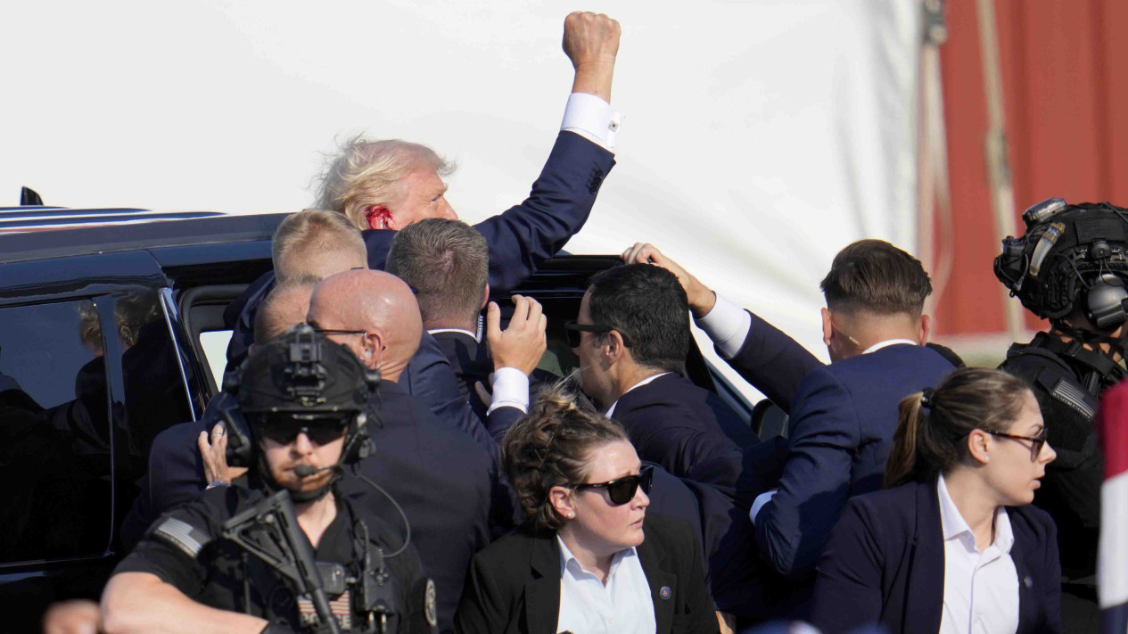 Penampakan Donald Trump Usai Ditembak dalam Usaha Pembunuhan
