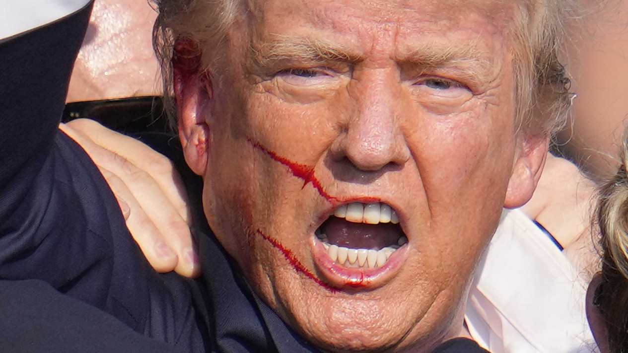 Penampakan Donald Trump Usai Ditembak dalam Usaha Pembunuhan