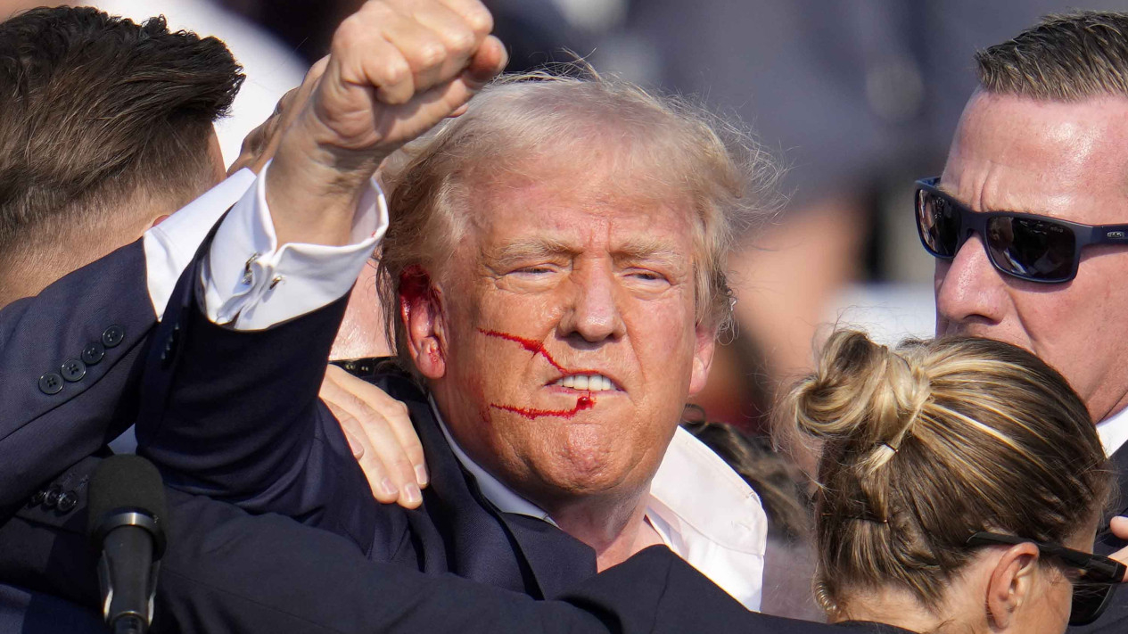 Penampakan Donald Trump Usai Ditembak dalam Usaha Pembunuhan