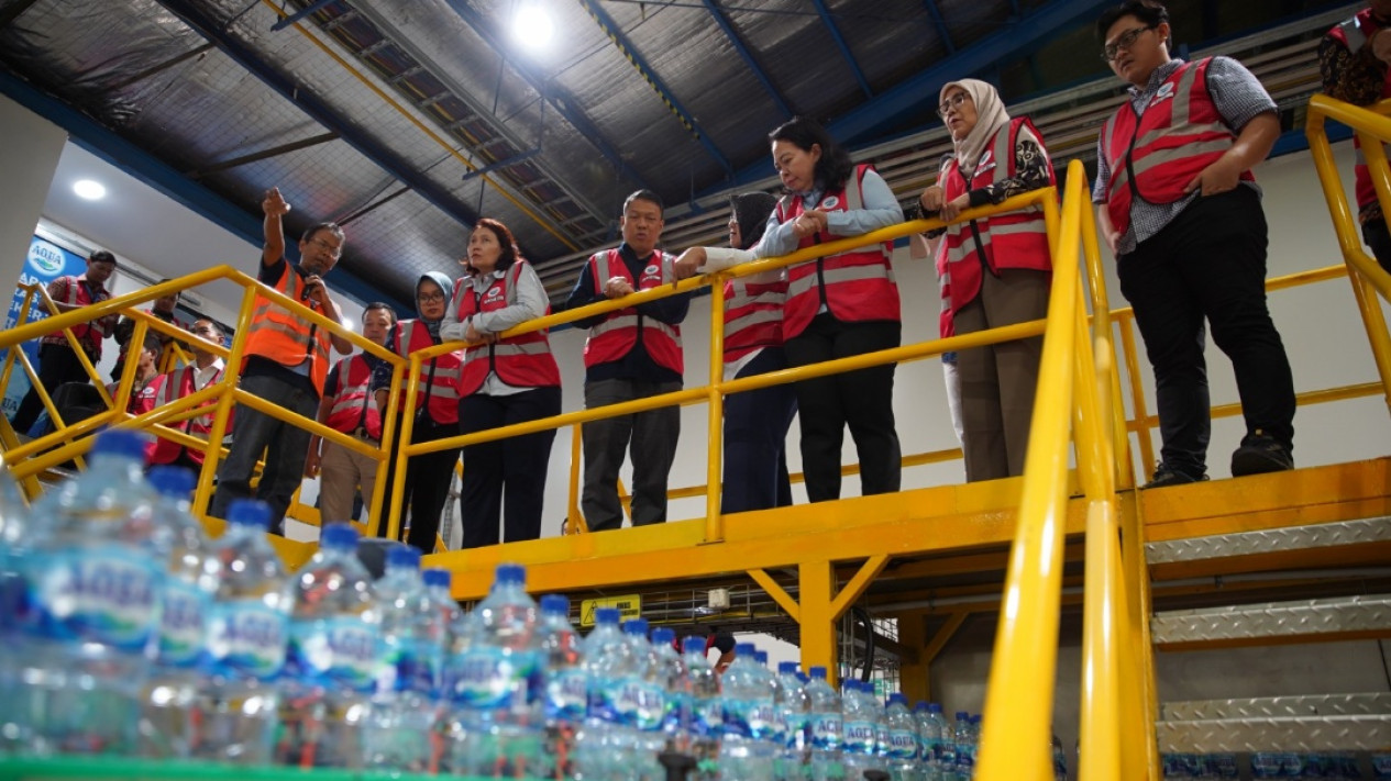 Perwakilan Pemerintah Kunjungi Pabrik Produksi Air Minum