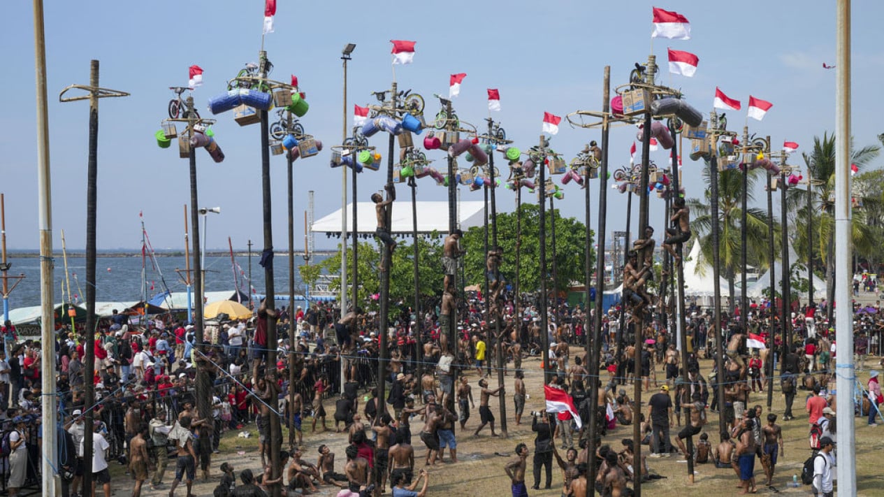 Lomba Panjat Pinang Memperingati HUT Kemerdekaan RI ke-79
