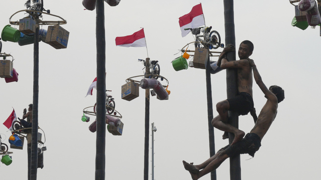 Lomba Panjat Pinang Memperingati HUT Kemerdekaan RI ke-79