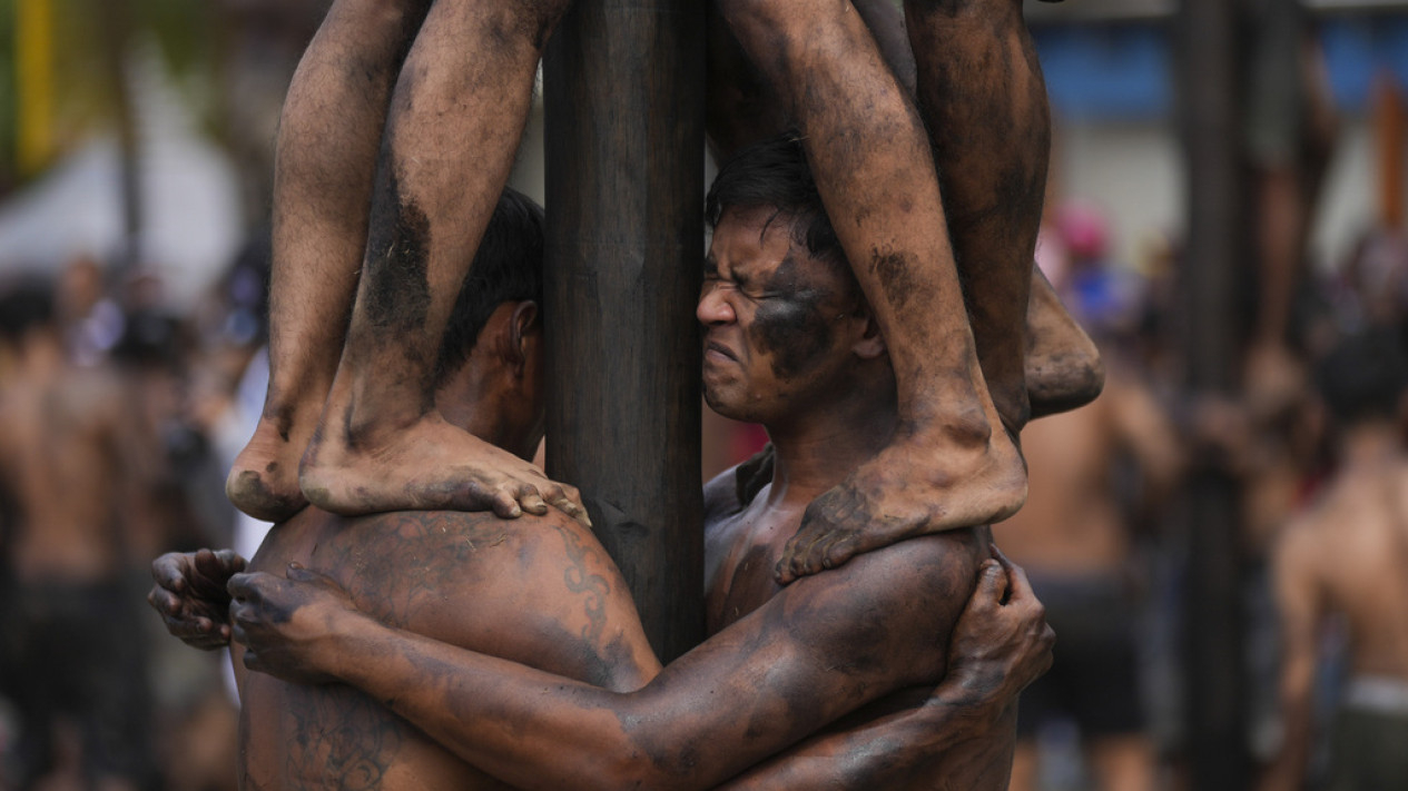 Lomba Panjat Pinang Memperingati HUT Kemerdekaan RI ke-79