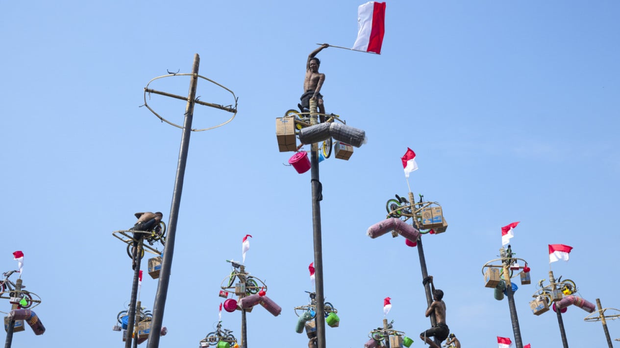 Lomba Panjat Pinang Memperingati HUT Kemerdekaan RI ke-79
