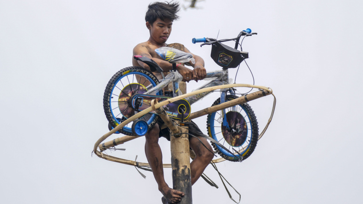 Lomba Panjat Pinang Memperingati HUT Kemerdekaan RI ke-79