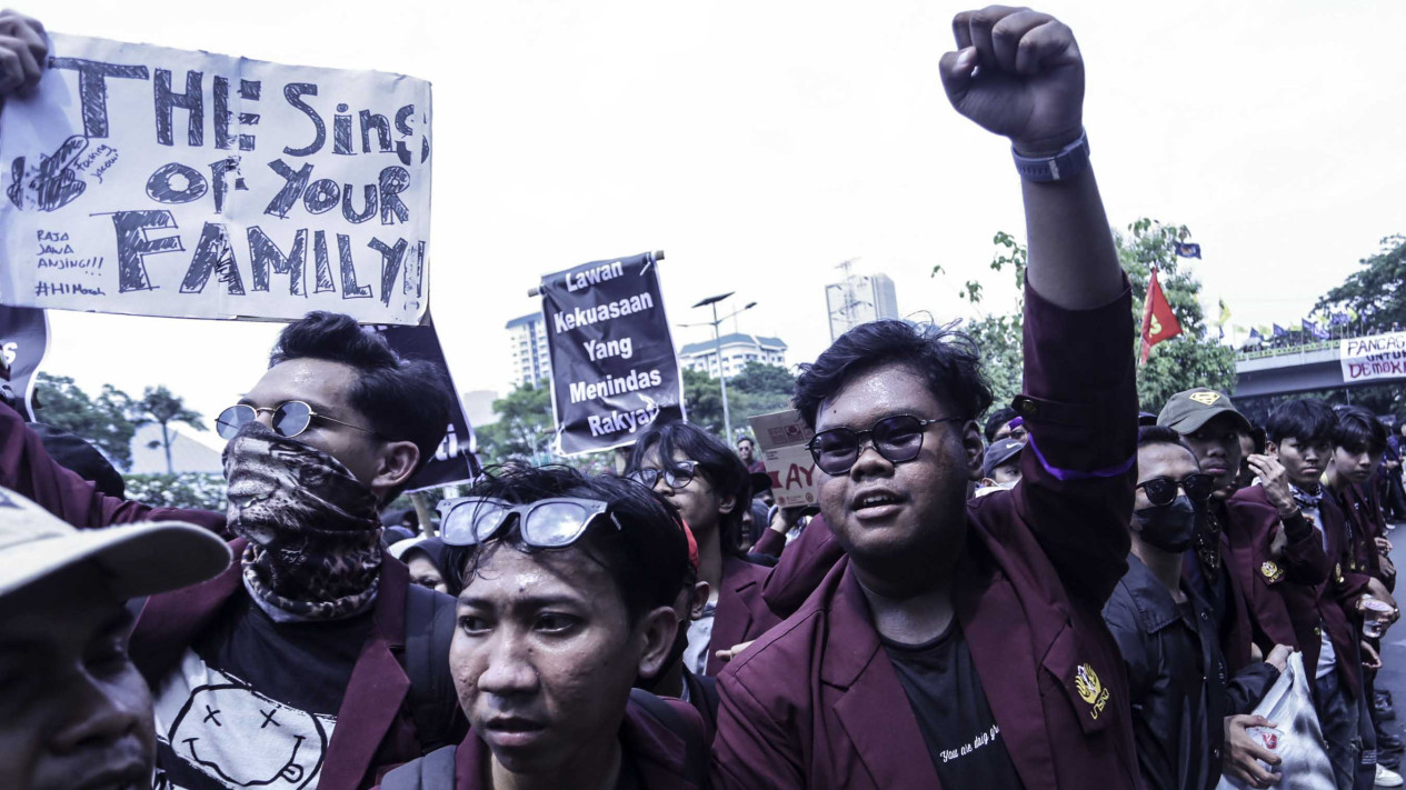 Ribuan Massa Demo Darurat Indonesia di Depan DPR RI