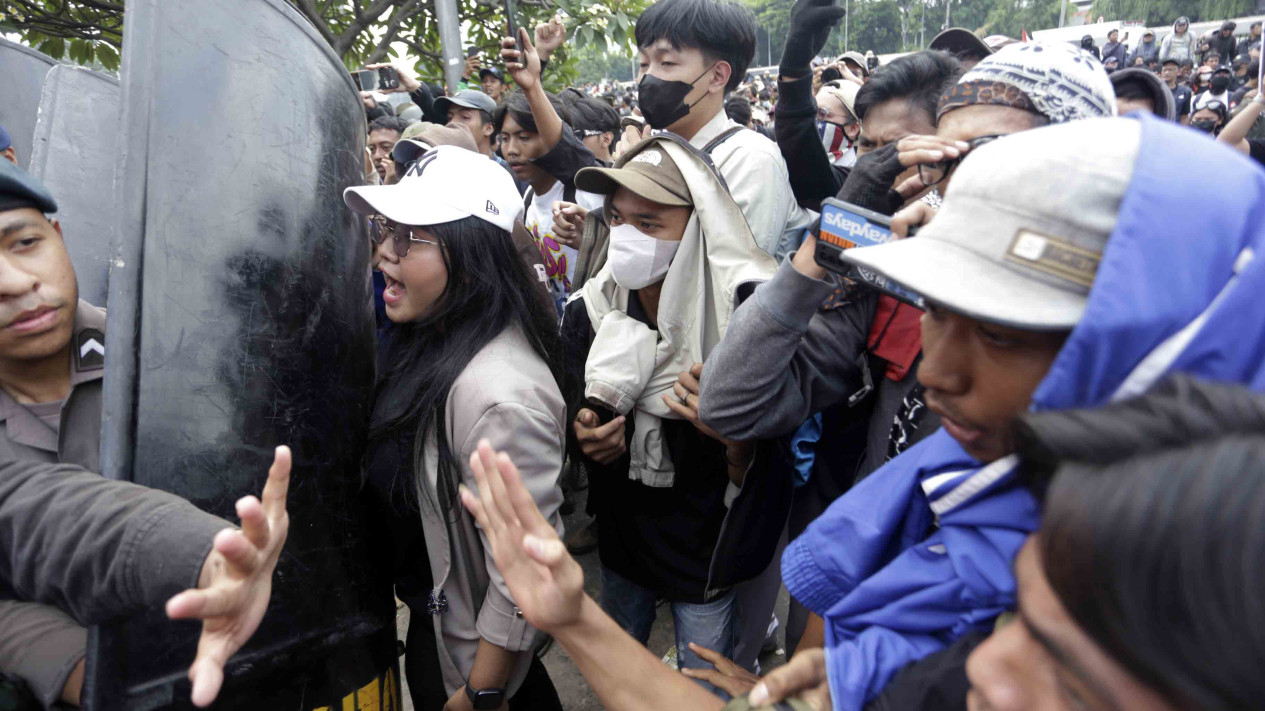 Ribuan Massa Demo Darurat Indonesia di Depan DPR RI
