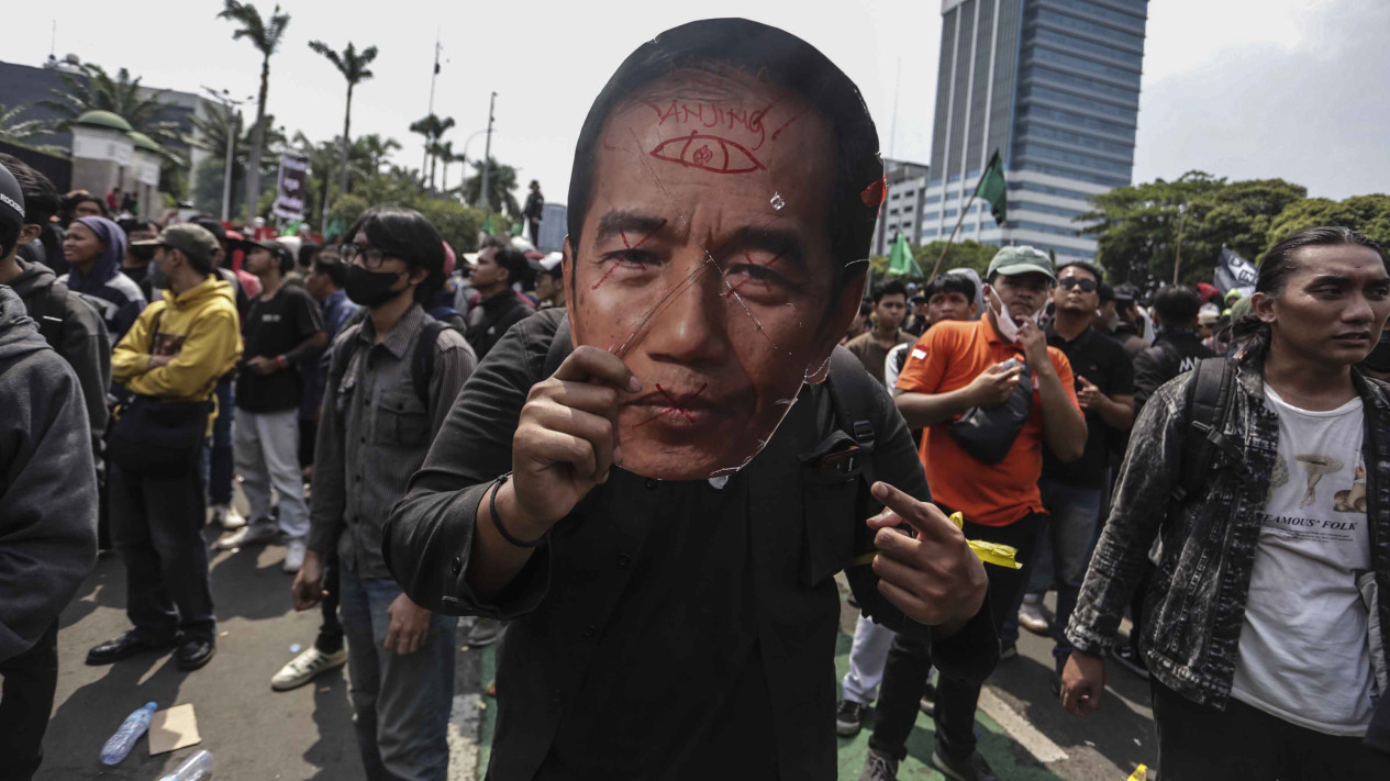 Ribuan Massa Demo Darurat Indonesia di Depan DPR RI