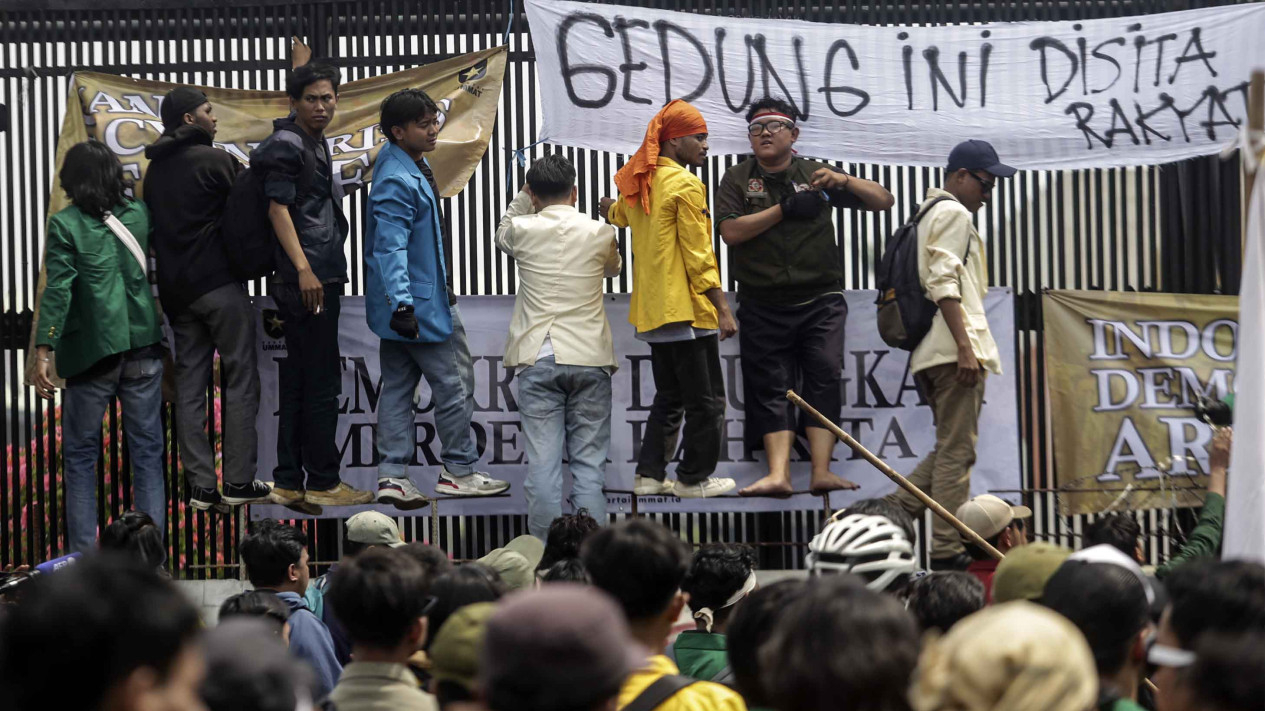 Ribuan Massa Demo Darurat Indonesia di Depan DPR RI