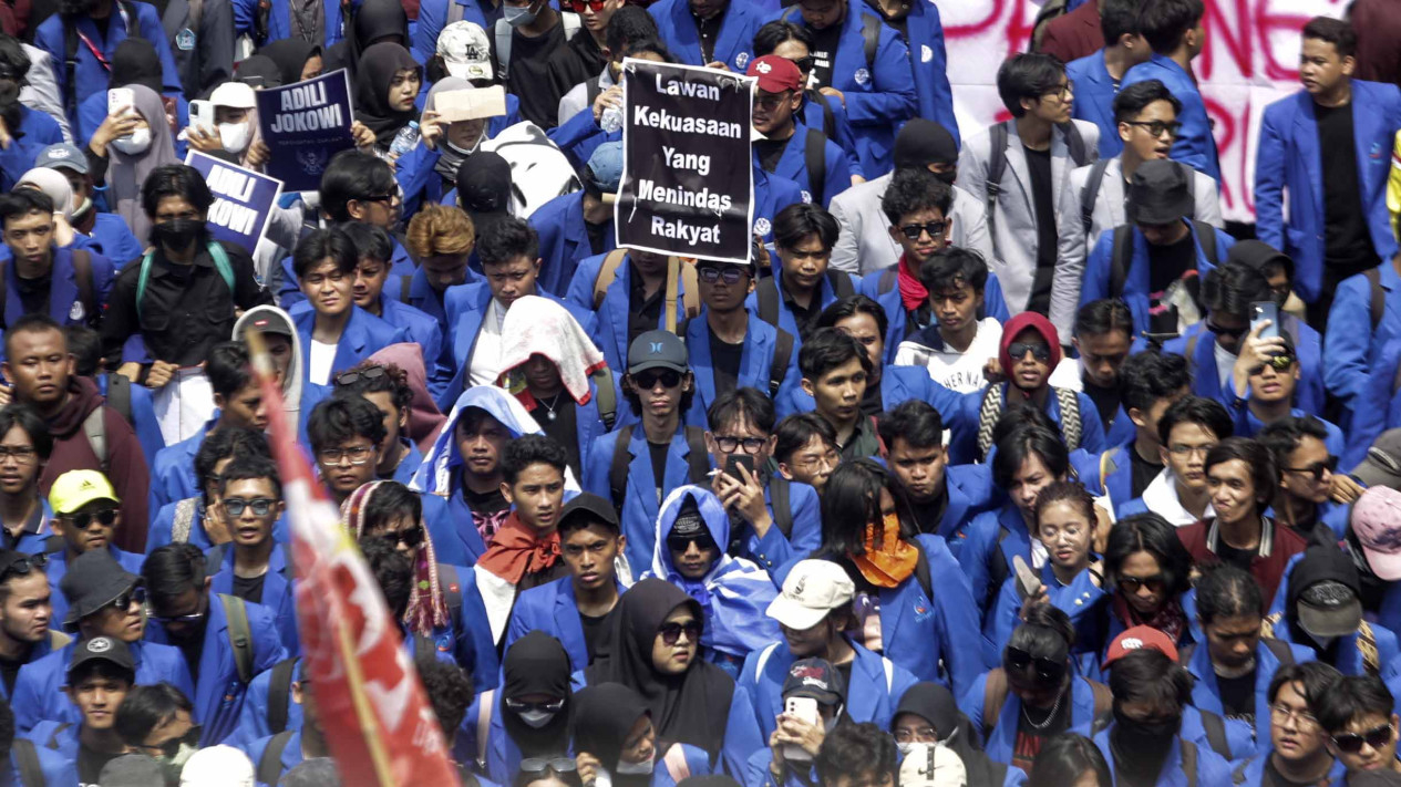 Ribuan Massa Demo Darurat Indonesia di Depan DPR RI