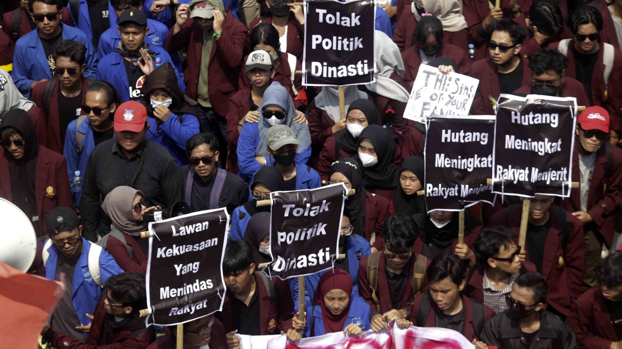 Ribuan Massa Demo Darurat Indonesia di Depan DPR RI