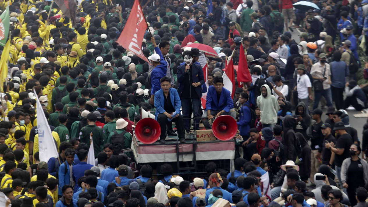 Ribuan Massa Demo Darurat Indonesia di Depan DPR RI