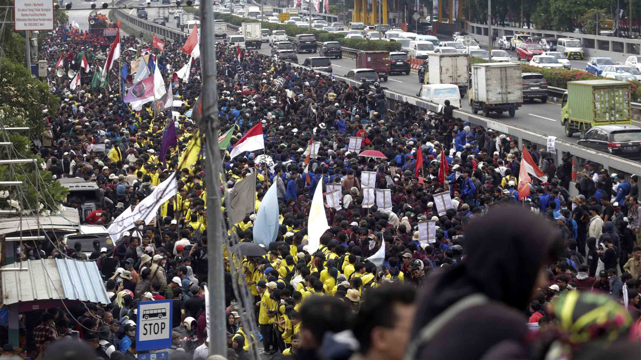 Ribuan Massa Demo Darurat Indonesia di Depan DPR RI - Vlix.id