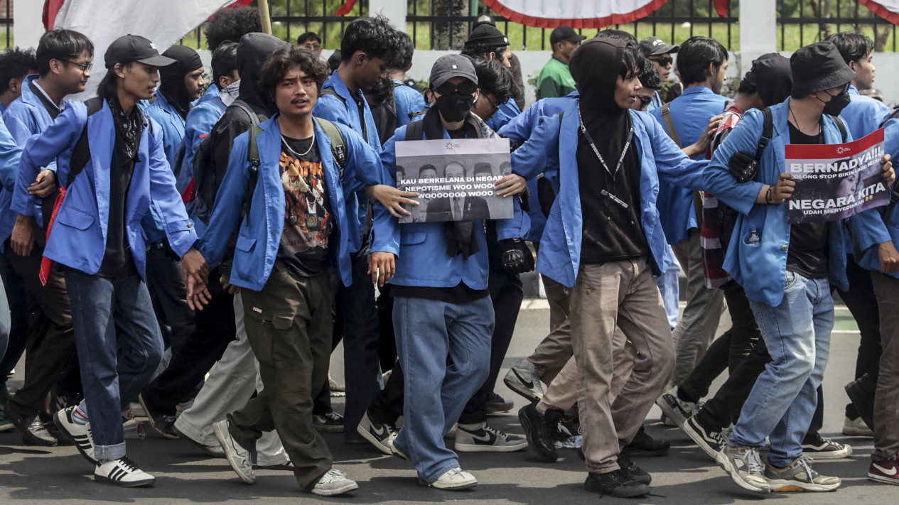Ribuan Massa Demo Darurat Indonesia di Depan DPR RI