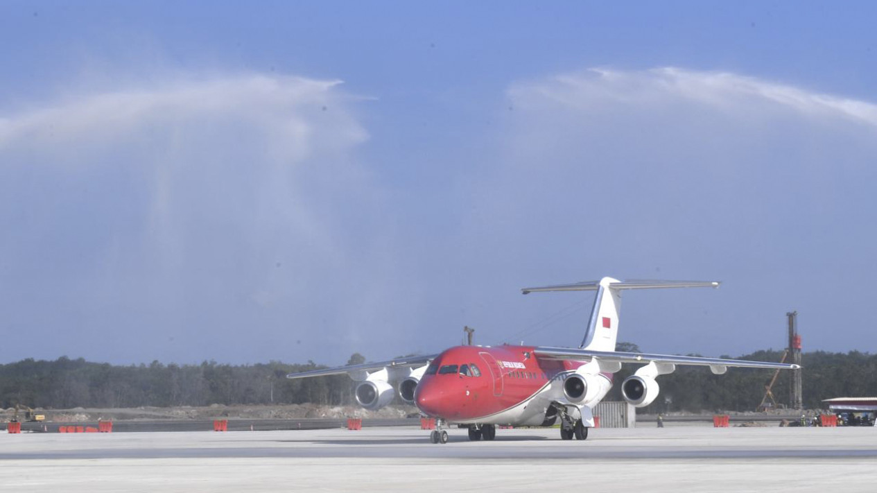 Momen Pesawat Kepresidenan Perdana Mendarat di Bandara IKN