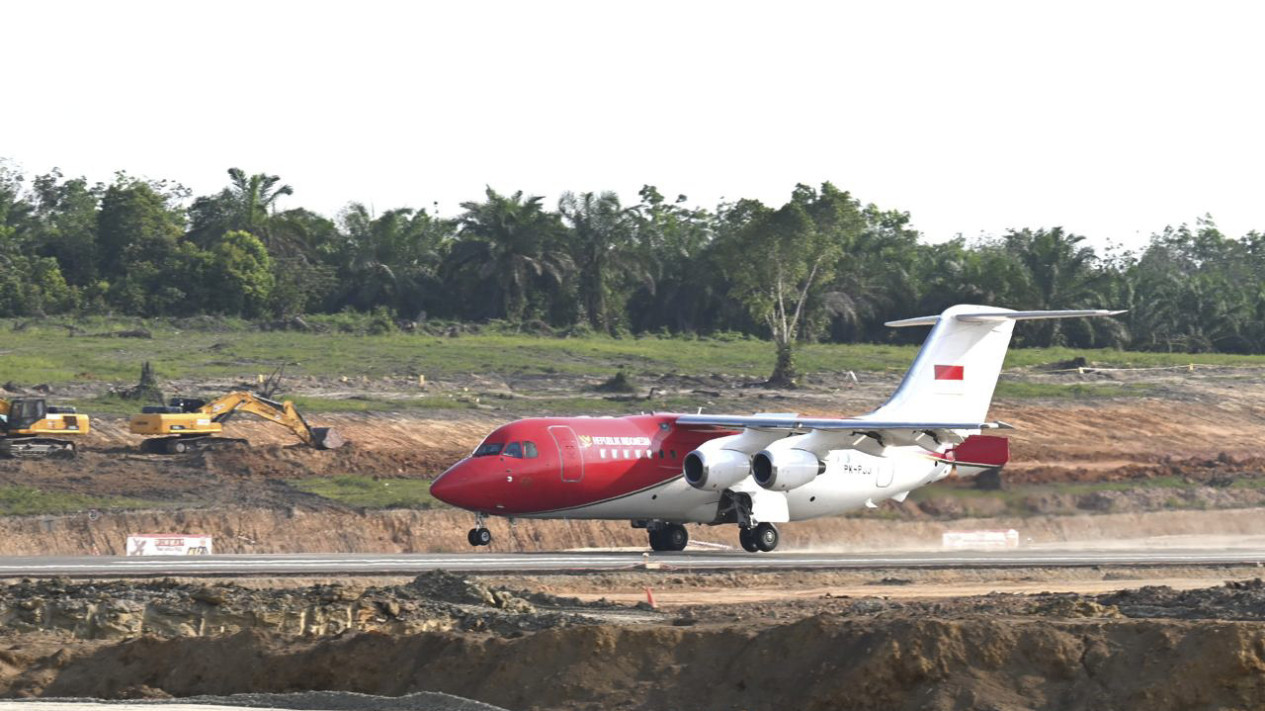 Momen Pesawat Kepresidenan Perdana Mendarat di Bandara IKN