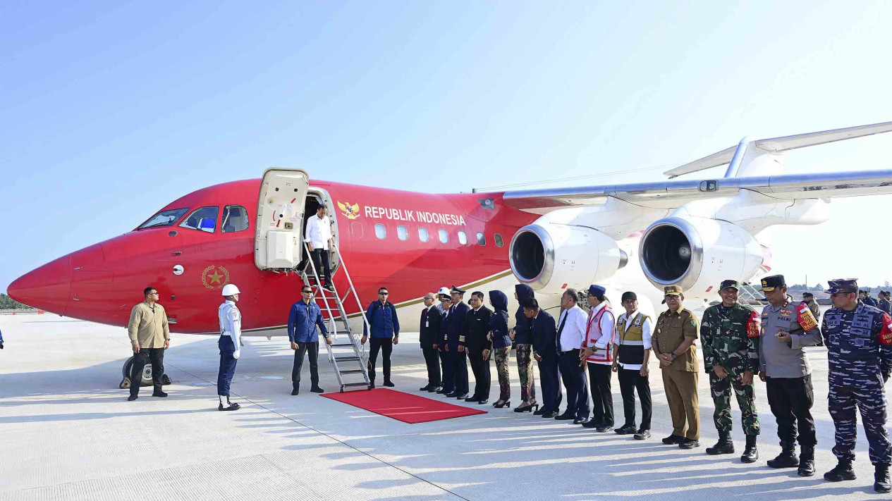 Momen Pesawat Kepresidenan Perdana Mendarat di Bandara IKN