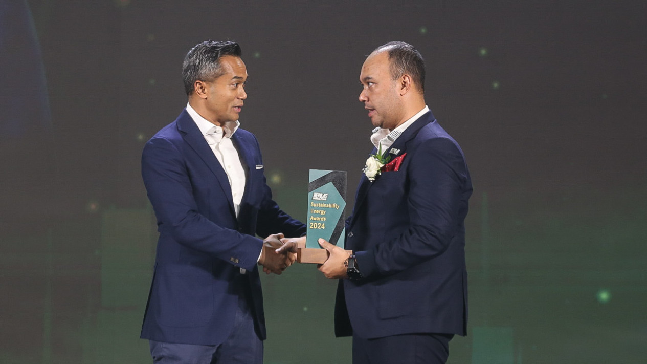 Anindya Bakrie Terima Penghargaan dari Repnas